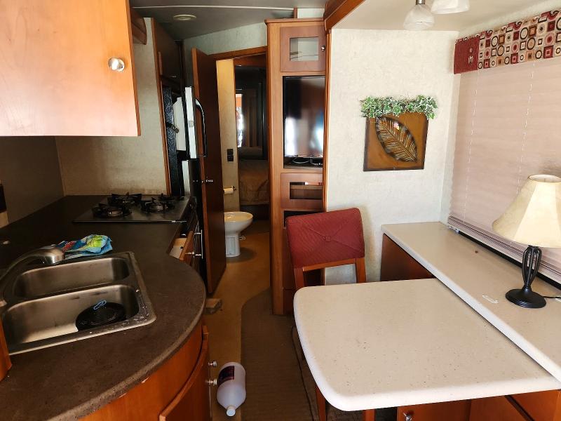 2008 Winnebago Destiation VIN 5B4MGF7G873425824 COPART salvage auction — MINOR DENT/SCRATCHES, SC - CERTIFICATE OF TITLE (P), sold $18,000 on 2026-10-09 (photo 6)