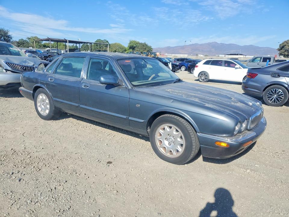 2001 Jaguar Xj series VIN SAJDA14C71LF28390 COPART salvage auction — MINOR DENT/SCRATCHES, CA - DIS/DLR/EXP ONLY CLEAN TITLE, sold $100 on 2026-09-11 (photo 4)