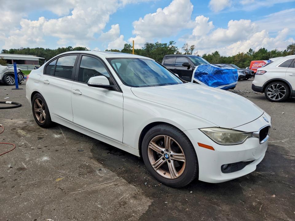 2015 BMW 3er VIN WBA3B1G55FNT64745 COPART salvage auction — MINOR DENT/SCRATCHES, Fl - Certificate Of Title, sold $0 on 2026-10-02 (photo 4)