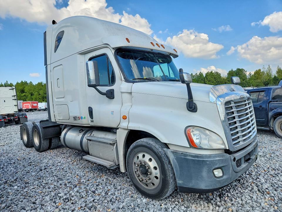 2017 Freightliner Cascadia 125 VIN 3AKJGLDR8HSJA6709 COPART salvage auction — MINOR DENT/SCRATCHES, TN - CERTIFICATE OF TITLE, sold $7,900 on 2026-10-20 (photo 4)