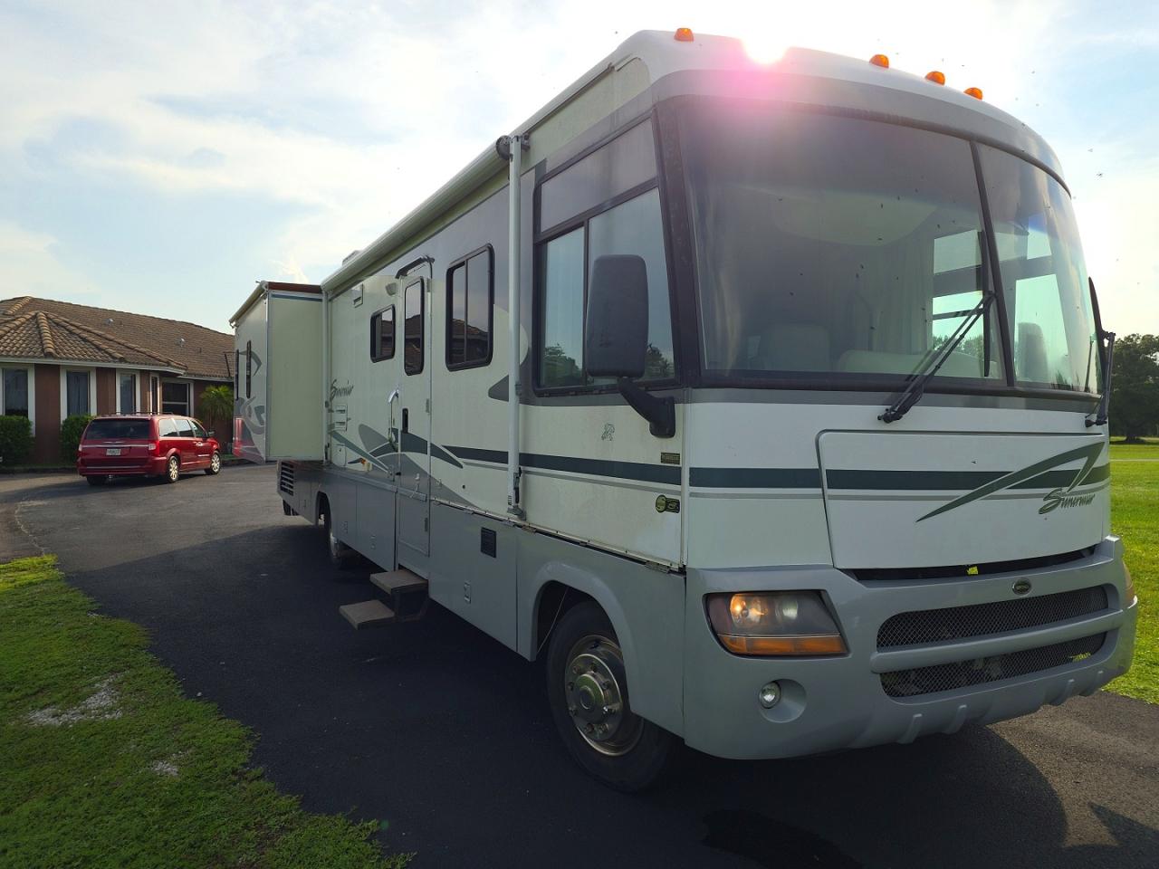 2002 Winnebago Itasca Suncruiser VIN 5NB4MP67G12335172 COPART salvage auction — Minor Dent/Scratches, FL - CERT OF TITLE-REBUILT (P), sold $1,050 on 2026-09-22 (photo 4)