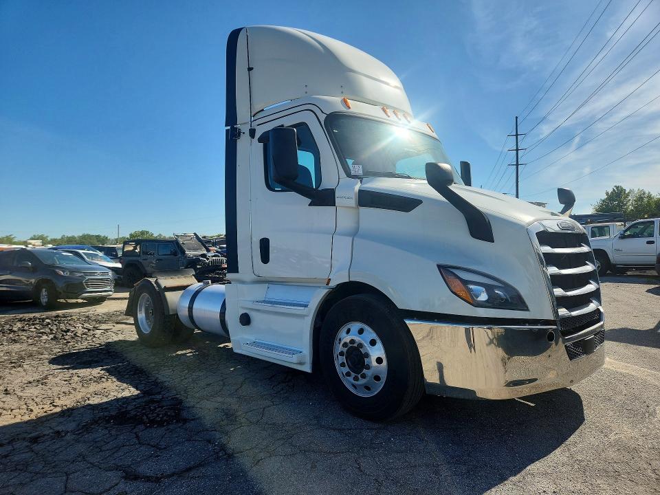 2020 Freightliner Cascadia VIN 1FUBHTDV2LLLX7482 COPART salvage auction — MINOR DENT/SCRATCHES, IN - CERTIFICATE OF TITLE (P), sold $16,500 on 2026-10-02 (photo 4)