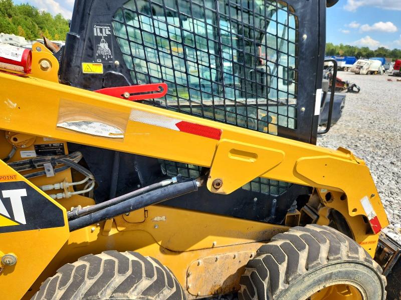 2017 Caterpillar 236d skid steer VIN CAT0236DHBGZ03743 COPART salvage auction — NORMAL WEAR, TN - BILL OF SALE, sold $9,900 on 2026-09-04 (photo 5)