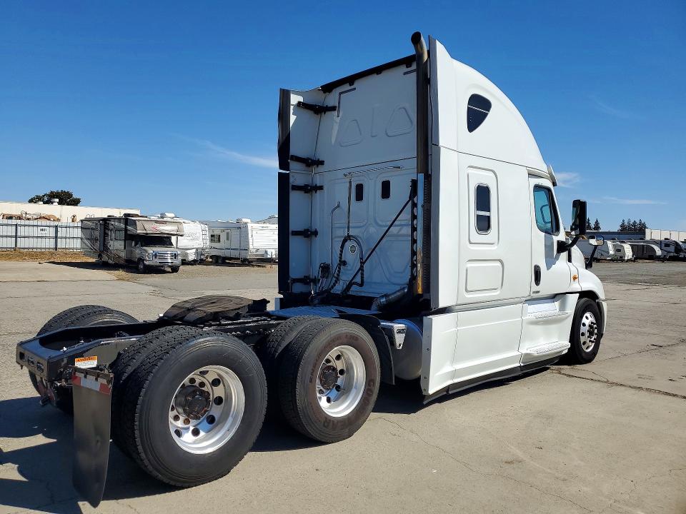 2014 Freightliner All models VIN 3AKJGLD52ESFV9322 COPART salvage auction — NORMAL WEAR, WA - DIS/DLR/EXP ONLY CLEAN TITLE, sold $3,000 on 2026-10-06 (photo 3)