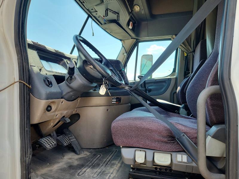 2018 Freightliner Cascadia 125 VIN 3AKJGLDVXJSKA6717 COPART salvage auction — NORMAL WEAR, TN - CERTIFICATE OF TITLE (P), sold $14,400 on 2026-09-29 (photo 7)