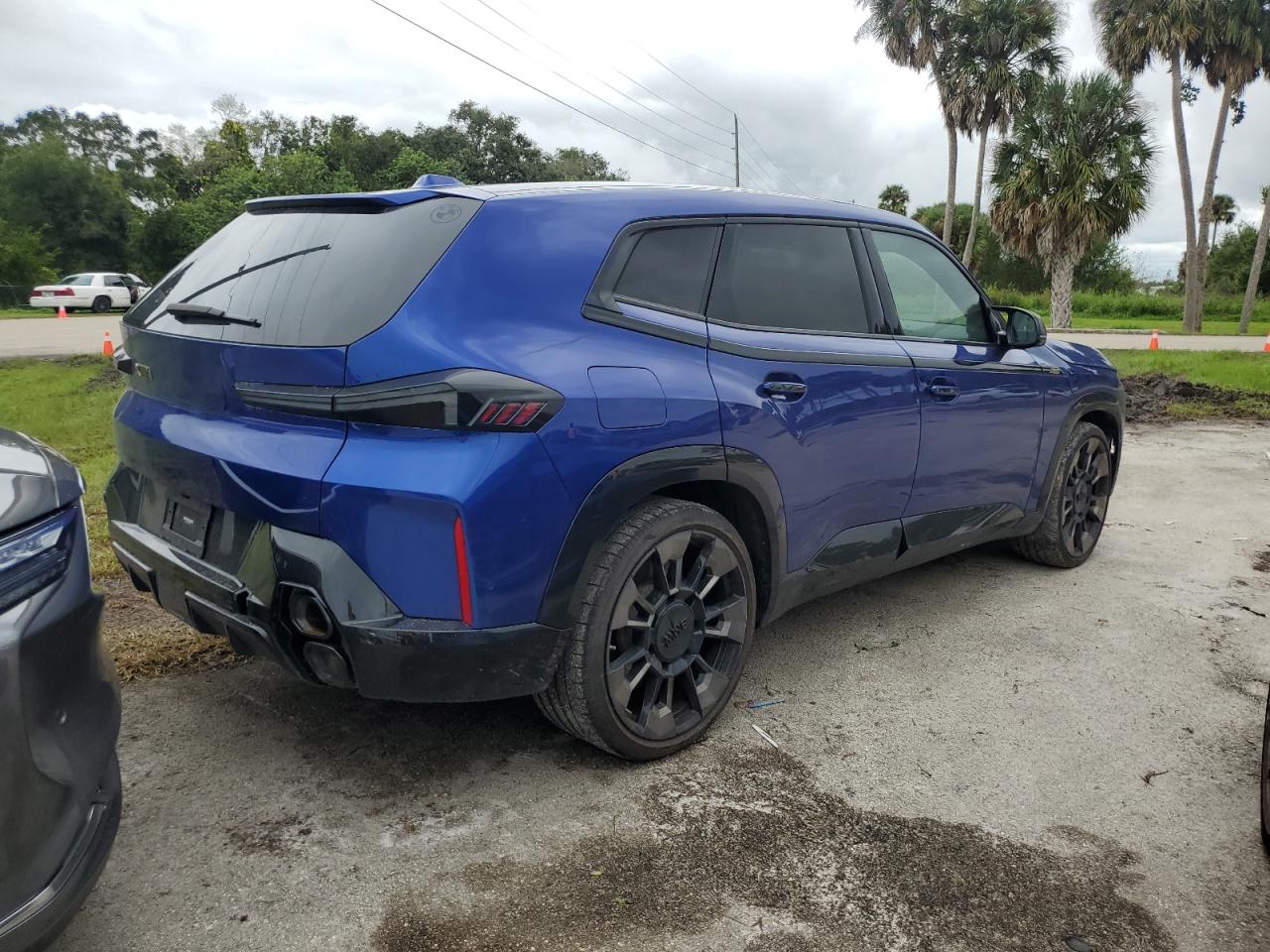 2023 BMW Xm VIN 5YM23CS0XP9S15459 COPART salvage auction — WATER/FLOOD, FL - CERT OF TITLE-SLVG REBLD FLOOD, sold $78,500 on 2024-10-15 (photo 3)