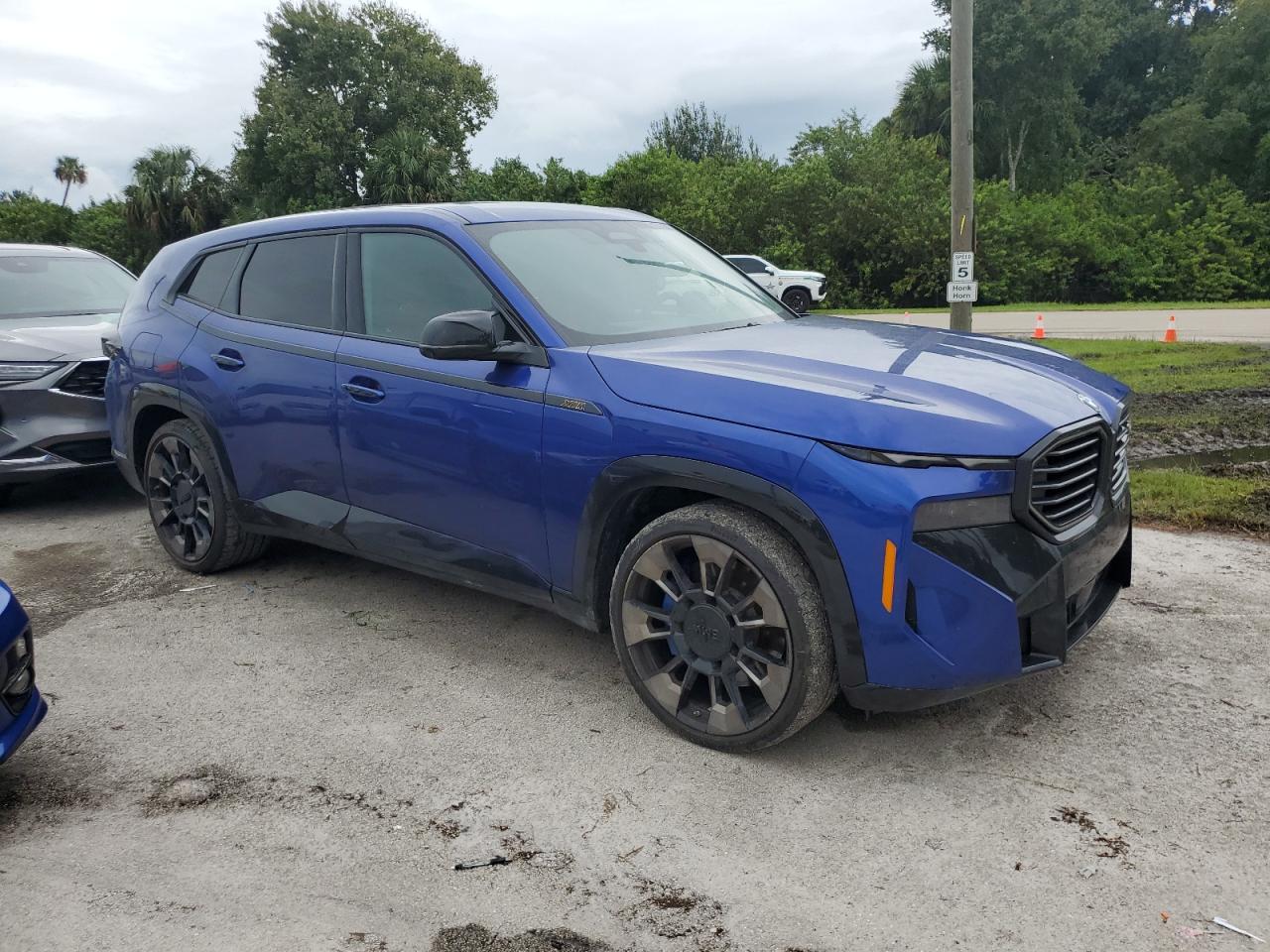 2023 BMW Xm VIN 5YM23CS0XP9S15459 COPART salvage auction — WATER/FLOOD, FL - CERT OF TITLE-SLVG REBLD FLOOD, sold $78,500 on 2024-10-15 (photo 4)