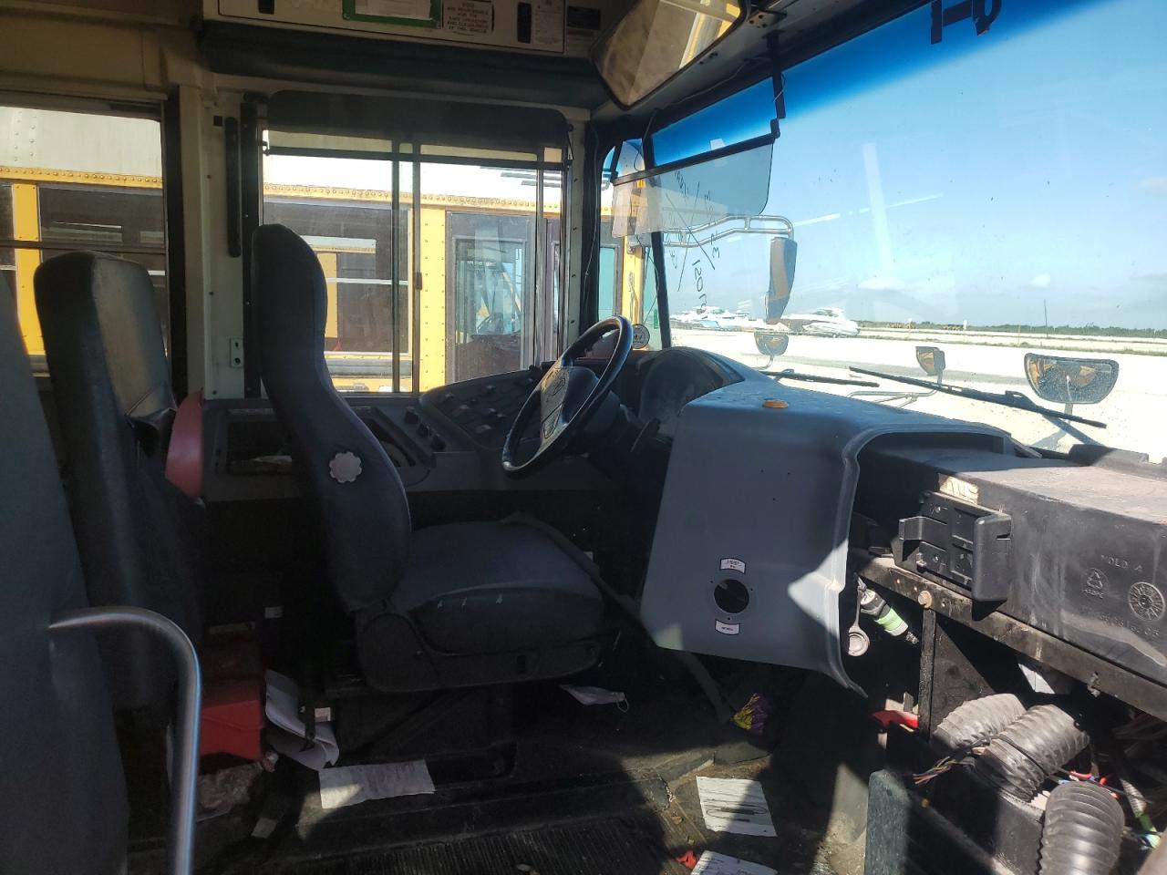 2013 Ic Corporation Ce Series School VIN 4DRBUSKN2DB199155 COPART salvage auction — Normal Wear, FL - CERTIFICATE OF TITLE, sold $1,600 on 2026-07-08 (photo 5)