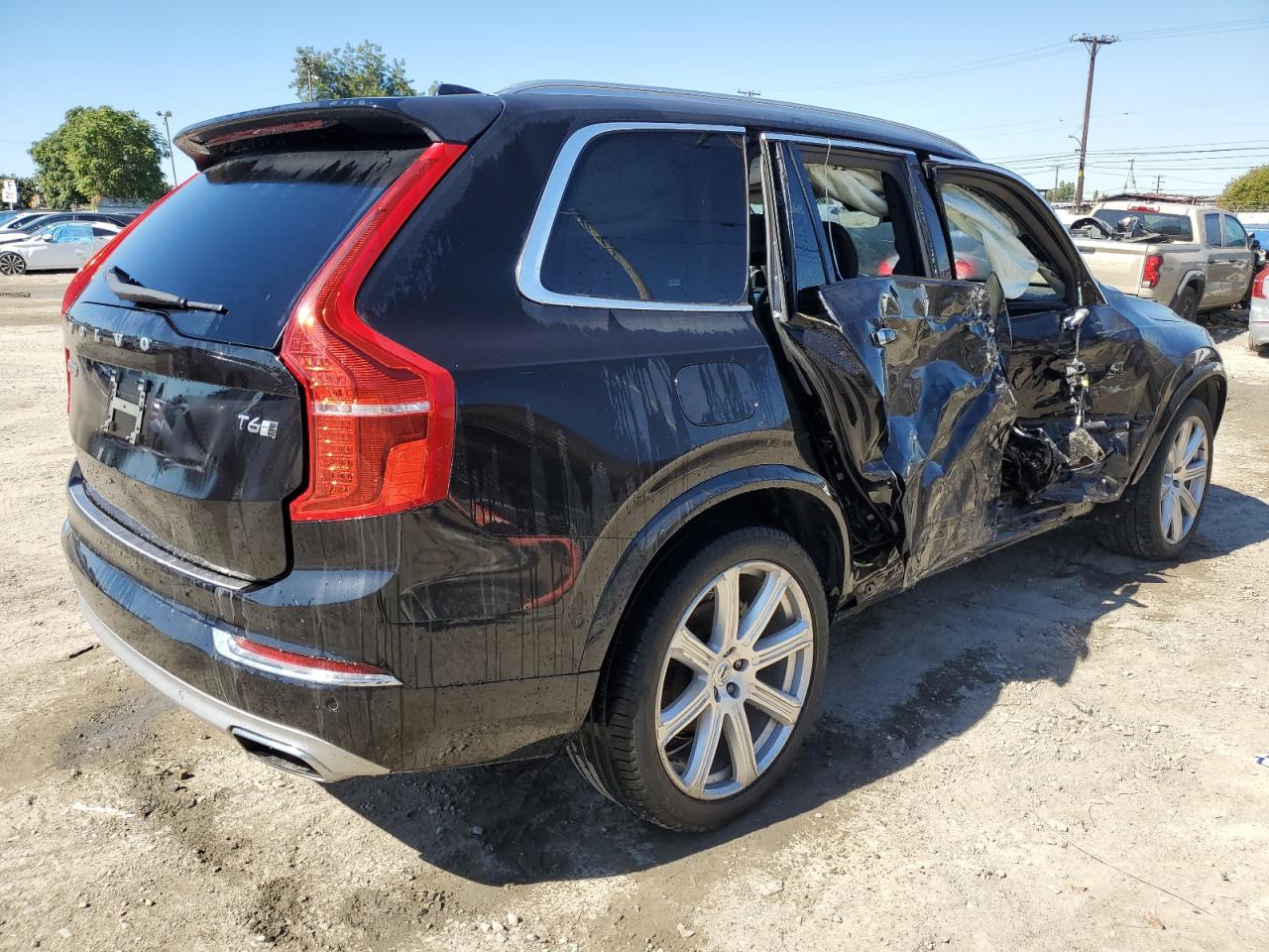 2018 Volvo Xc90 VIN YV4A22PLXJ1341330 COPART salvage auction — Side, CA - DIS/DLR/EXP ONLY CLEAN TITLE, sold $10,400 on 2025-11-04 (photo 3)