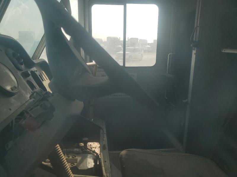 2004 Freightliner Chassis VIN 4UZAANBW94CM64484 COPART salvage auction — MINOR DENT/SCRATCHES, TX - CERTIFICATE OF TITLE, sold $2,550 on 2026-07-09 (photo 9)