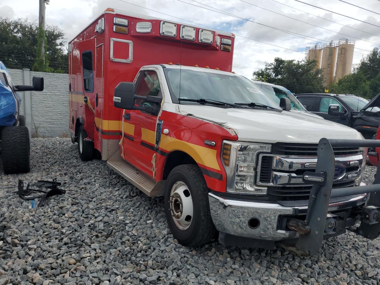 2019 Ford F-350 super duty VIN 1FDRF3GT5KEF24544 COPART salvage auction — Side, FL - CERT OF TITLE SLVG REBUILDABLE, sold $13,800 on 2026-04-22 (photo 4)