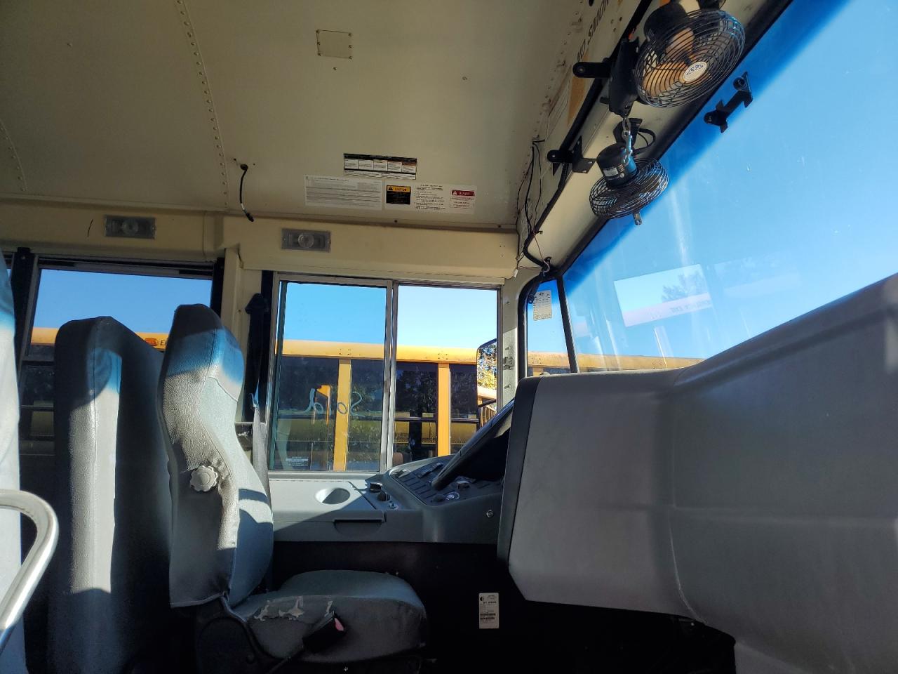 2010 Ic Corporation Ce Series School VIN 4DRBUSKN2AB234627 COPART salvage auction — Normal Wear, RI - CERTIFICATE OF TITLE, sold $1,400 on 2026-07-08 (photo 5)