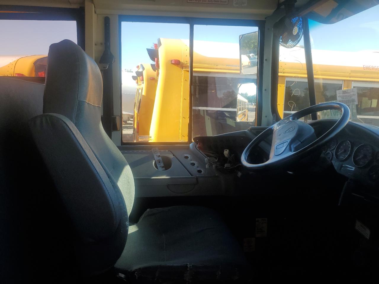 2009 Ic Corporation Ce Series School VIN 4DRBUAAP59B671613 COPART salvage auction — Normal Wear, NJ - CERTIFICATE OF TITLE, sold $1,000 on 2026-07-08 (photo 5)