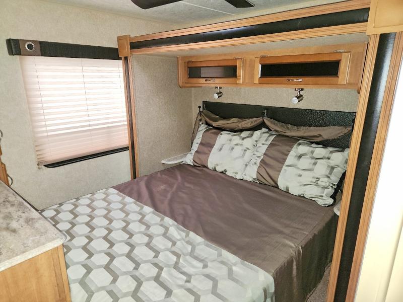 2017 Forester river Recreational vehicle (rv) VIN 5ZT2CA4BXHT010741 COPART salvage auction — WATER/FLOOD, WI - CERTIFICATE OF TITLE, sold $5,800 on 2026-10-13 (photo 6)