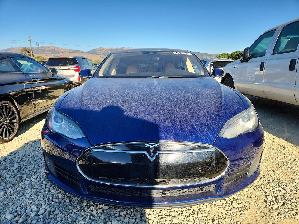 2015 Tesla Model S VIN 5YJSA1E18FF105165 COPART salvage auction — MINOR DENT/SCRATCHES, Ca - Dis/Dlr/Exp Only Clean Title, sold $3,800 on 2026-10-23 (photo 5)