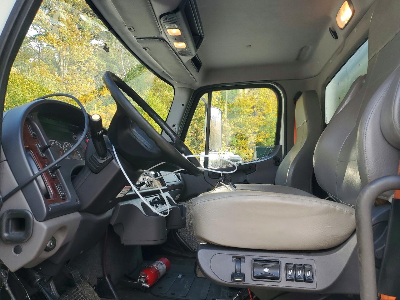 2019 Freightliner M2 VIN 3ALACWFC8KDKD0301 COPART salvage auction — Minor Dent/Scratches, Ct - Clean Title, sold $7,300 on 2026-10-13 (photo 7)