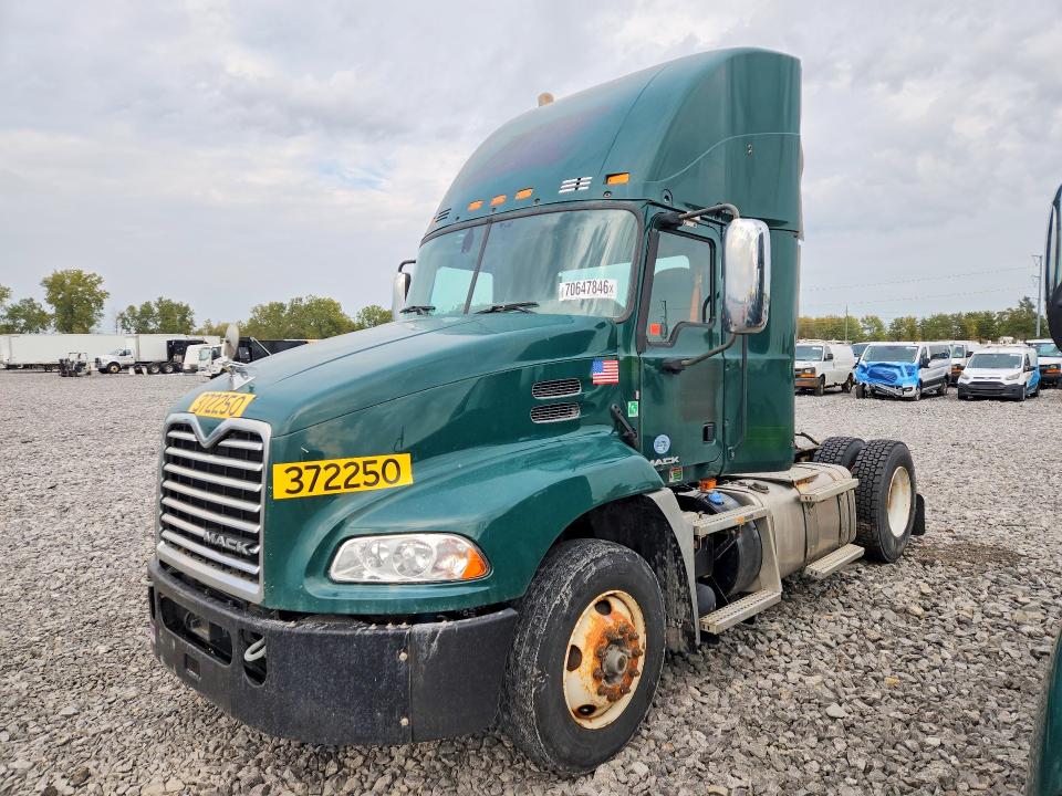 2018 Mack Cxu612 VIN 1M1AW01X5JM010581 COPART salvage auction — NORMAL WEAR, OK - CERTIFICATE OF TITLE (P), sold $1,400 on 2026-10-20 (photo 1)