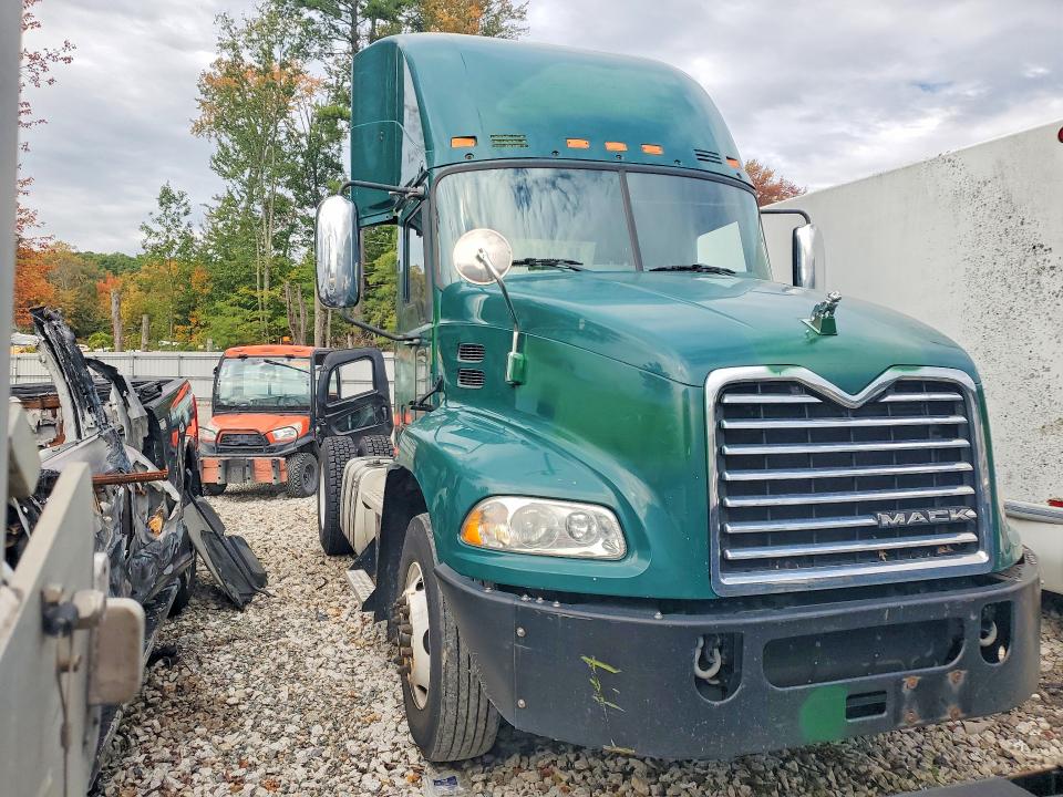 2017 Mack 600 rd600 VIN 1M1AW01X4HM009531 COPART salvage auction — MECHANICAL, OK - CERTIFICATE OF TITLE (P), sold $175 on 2026-10-06 (photo 4)
