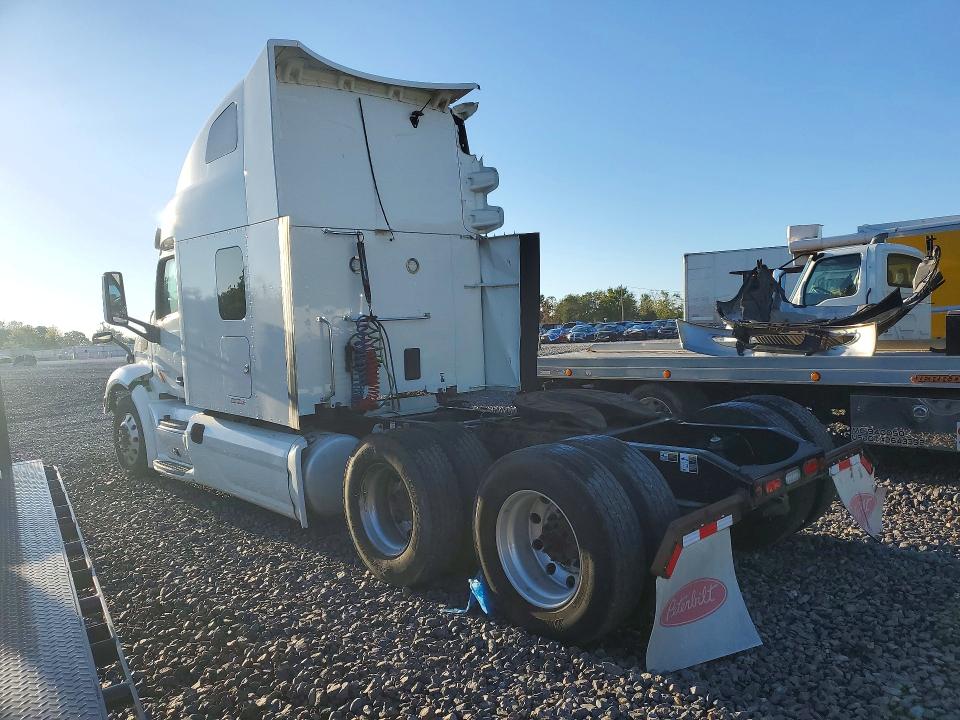 2022 Peterbilt 579 VIN 1XPBD49X3ND788677 COPART salvage auction — ROLLOVER, MO - CERTIFICATE OF TITLE, sold $1,450 on 2026-10-12 (photo 2)