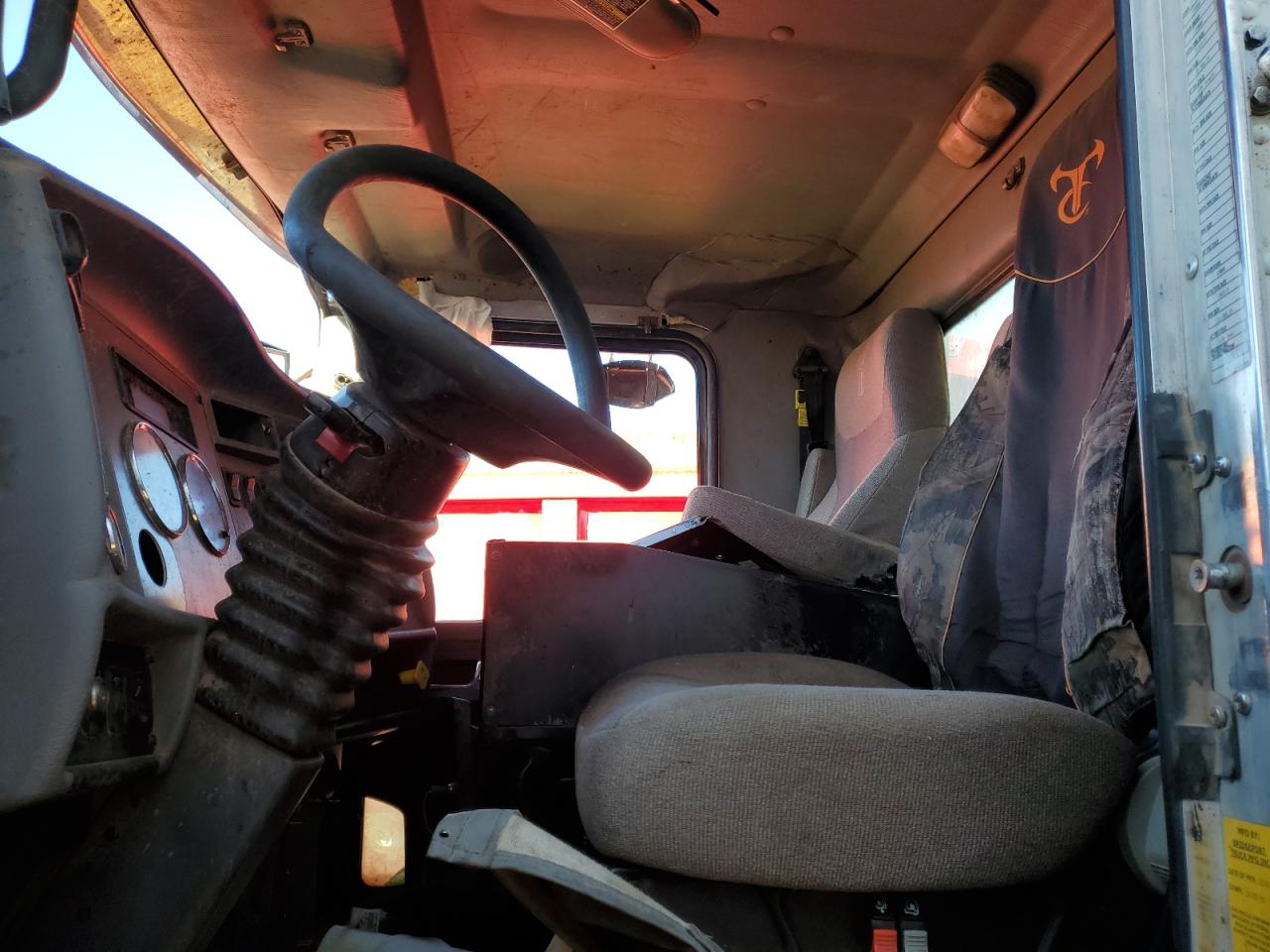 2019 Kenworth T370 VIN 2NKHHJ7X8KM358830 COPART salvage auction — All Over, OK - CERT OF TITLE-SALVAGE, sold $2,500 on 2025-07-24 (photo 5)