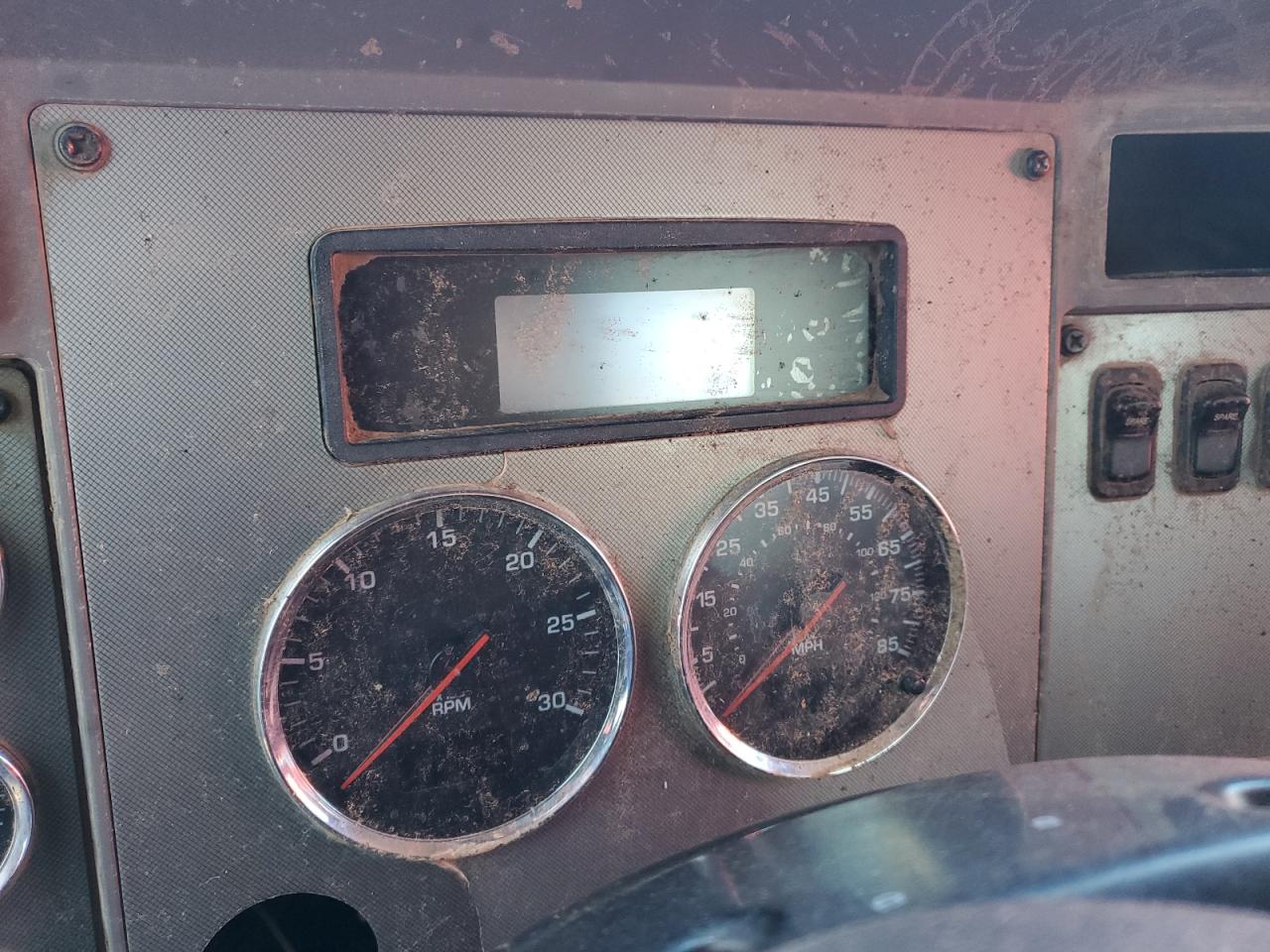 2019 Kenworth T370 VIN 2NKHHJ7X8KM358830 COPART salvage auction — All Over, OK - CERT OF TITLE-SALVAGE, sold $2,500 on 2025-07-24 (photo 8)