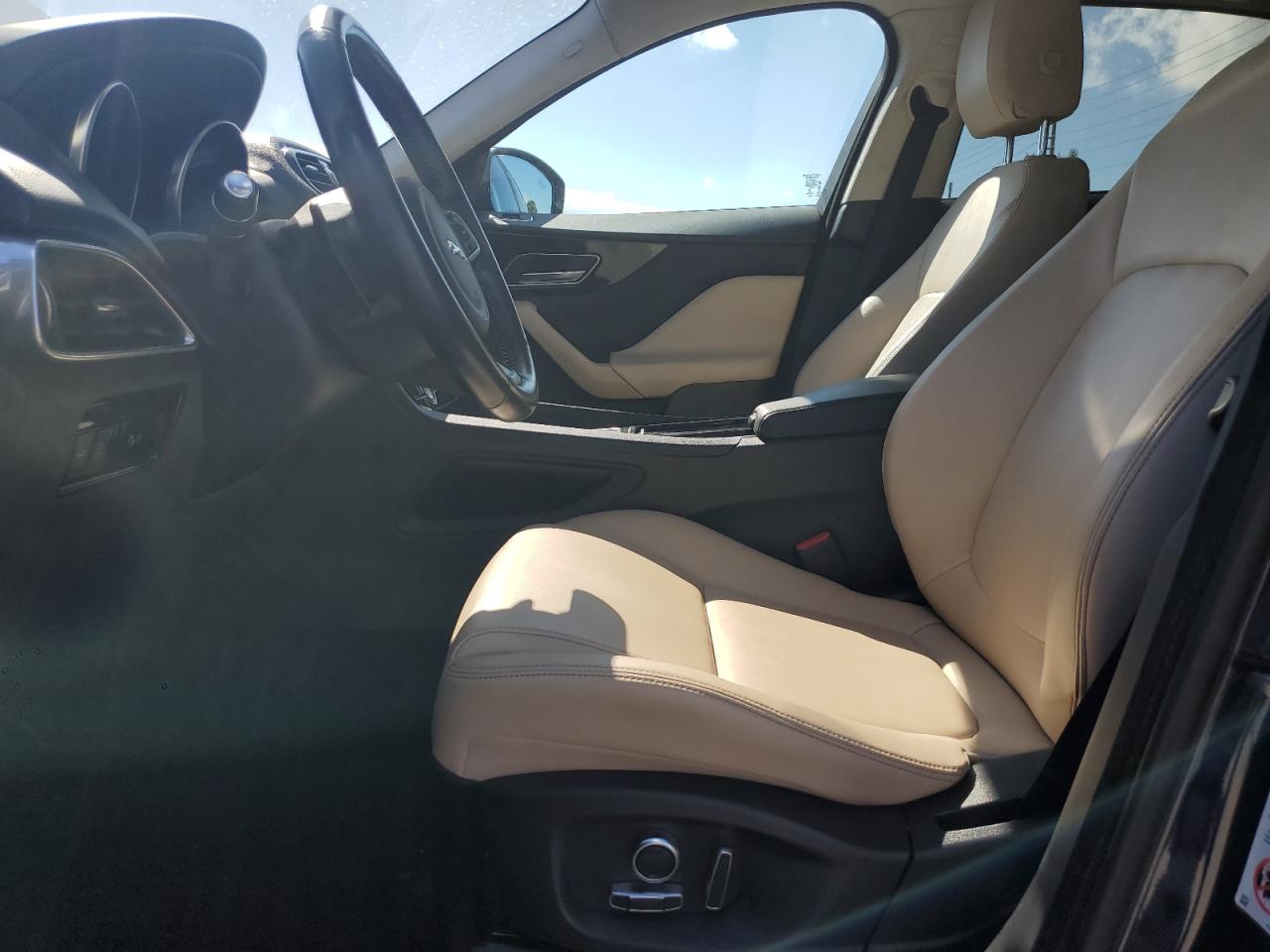 2020 Jaguar F-pace VIN SADCJ2FX8LA619250 COPART salvage auction — WATER/FLOOD, FL - CERT OF TITLE-SLVG REBLD FLOOD, sold $4,700 on 2024-12-02 (photo 7)