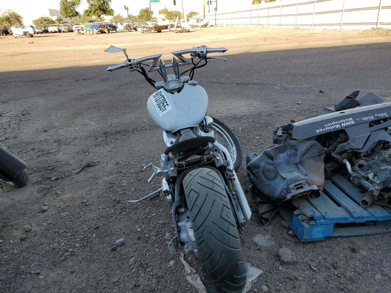 2008 Yamaha XVS1100 VIN JYAVP11E88A106019 COPART salvage auction — Front End, Salvage Title, sold $30 on 2025-11-10 (photo 4)