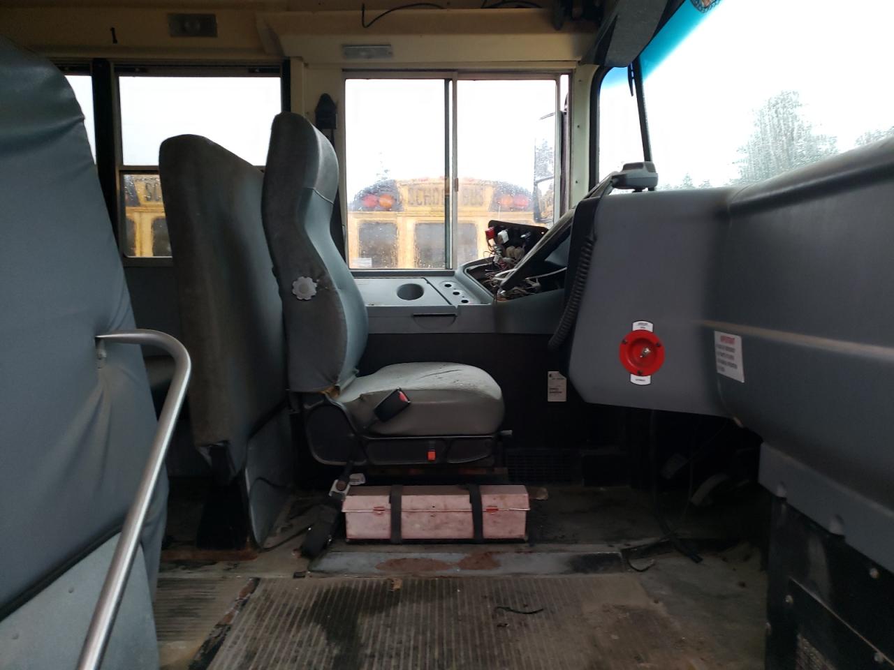 2009 Ic Corporation Ce Series School VIN 4DRBUSKN39B102097 COPART salvage auction — Minor Dent/Scratches, WA - VEHICLE CERT OF OWNERSHIP-TITL, sold $1,000 on 2026-07-08 (photo 5)