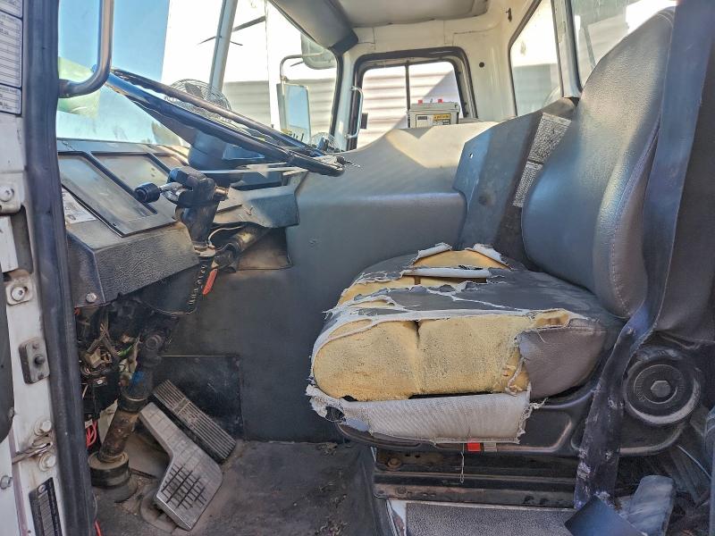 1999 Volvo Xpeditor w VIN 4VMHCLHE7XN794847 COPART salvage auction — FRONT END, Fl - Certificate Of Destruction (P), sold $975 on 2026-07-29 (photo 5)