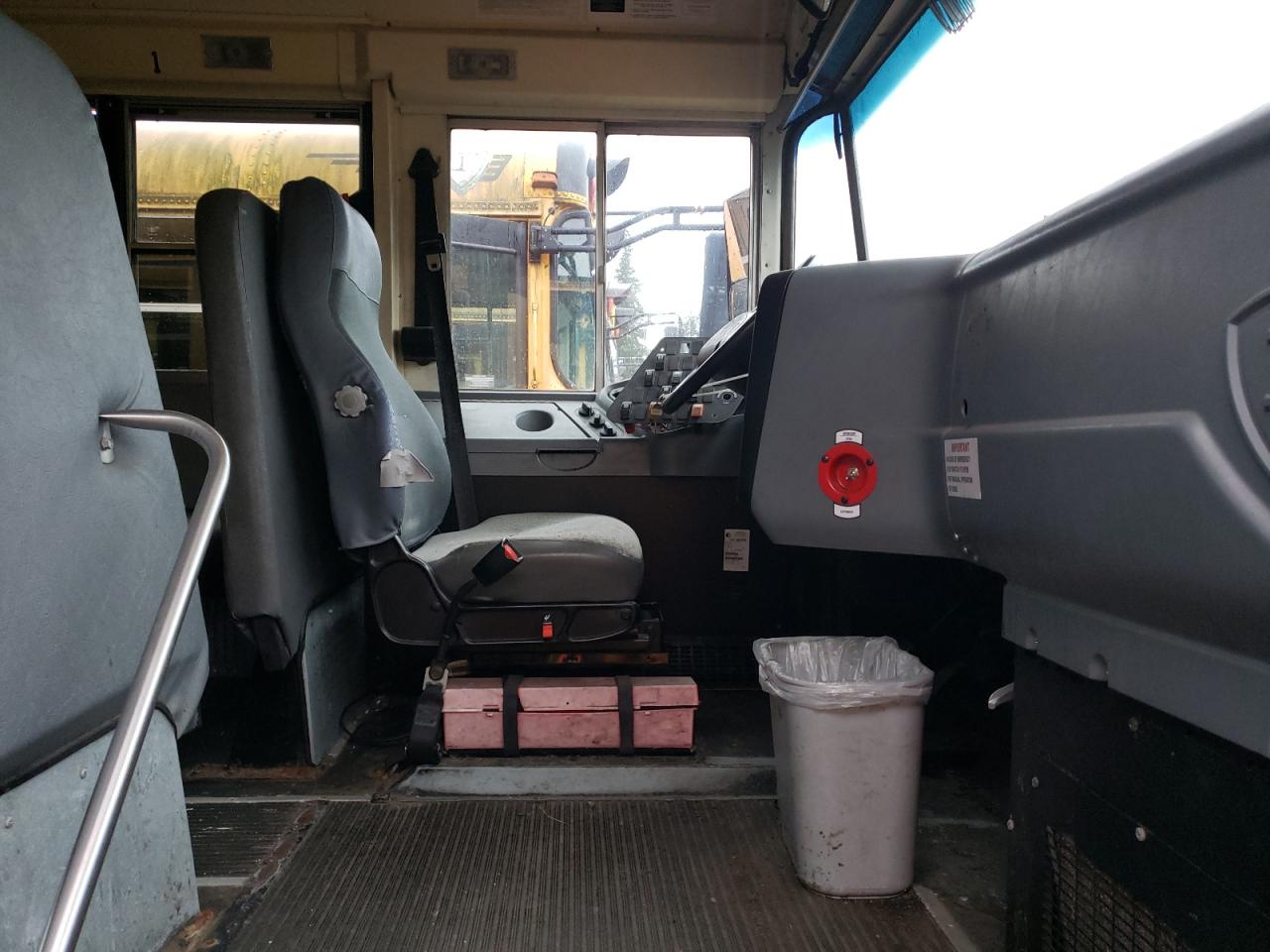 2009 Ic Corporation Ce Series School VIN 4DRBUSKN69B102093 COPART salvage auction — Minor Dent/Scratches, WA - VEHICLE CERT OF OWNERSHIP-TITL, sold $1,000 on 2026-07-08 (photo 5)