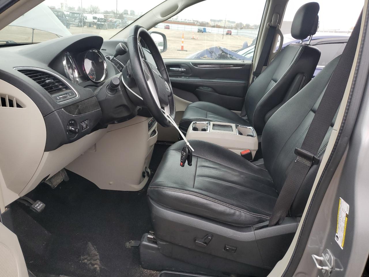 2015 Chrysler Town & Country VIN 2C4RC1BG8FR742255 COPART salvage auction — Front End, IA - CERT OF TITLE-SALVAGE TITLE, sold $925 on 2026-01-21 (photo 7)