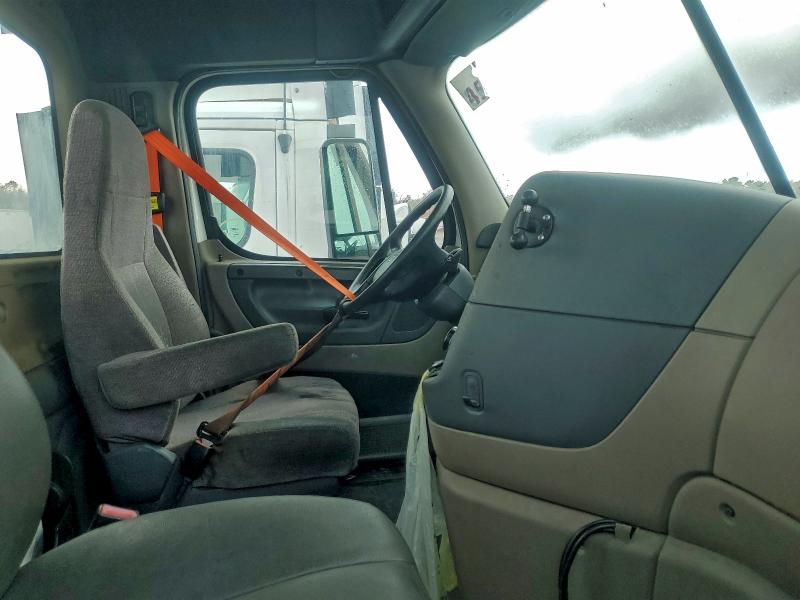 2014 Freightliner Cascadia VIN 1FUBGEDV7ELFT4301 COPART salvage auction — NORMAL WEAR, IN - CERTIFICATE OF TITLE, sold $5,000 on 2026-07-09 (photo 5)