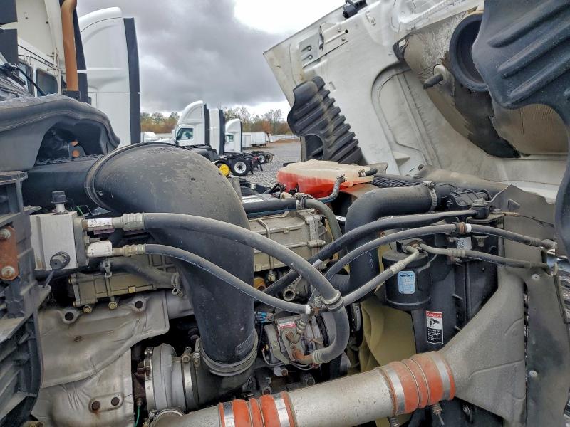 2014 Freightliner Cascadia VIN 1FUBGEDV7ELFT4301 COPART salvage auction — NORMAL WEAR, IN - CERTIFICATE OF TITLE, sold $5,000 on 2026-09-03 (photo 7)