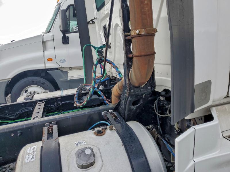 2014 Freightliner Cascadia VIN 1FUBGEDV7ELFT4301 COPART salvage auction — NORMAL WEAR, IN - CERTIFICATE OF TITLE, sold $5,000 on 2026-07-09 (photo 6)
