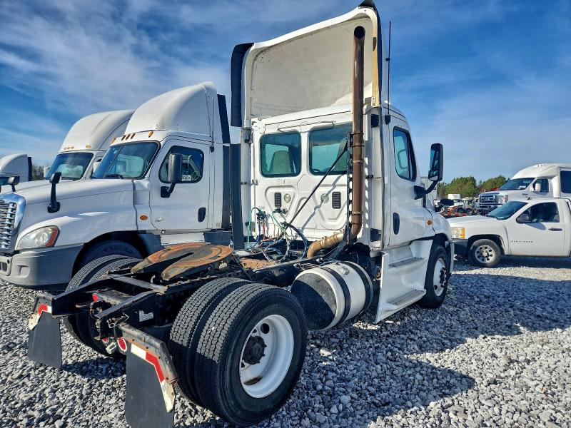 2014 Freightliner Cascadia VIN 1FUBGEDV7ELFT4301 COPART salvage auction — NORMAL WEAR, IN - CERTIFICATE OF TITLE, sold $5,000 on 2026-07-09 (photo 4)
