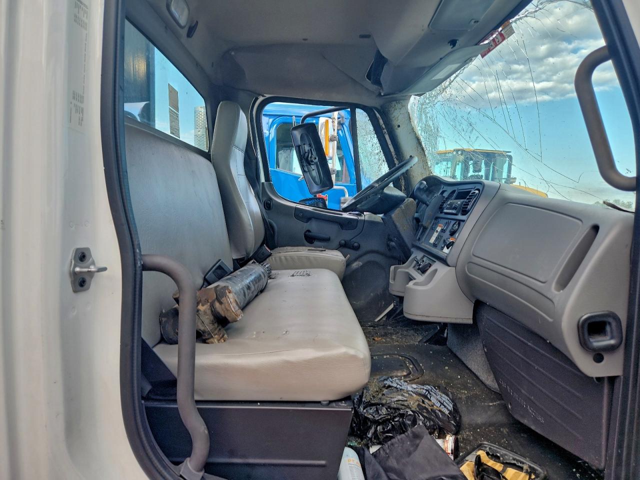 2022 VIN 1FVACWFD1NHNA9676 COPART salvage auction — All Over, St - Salvage Title, sold $36,750 on 2026-08-20 (photo 5)