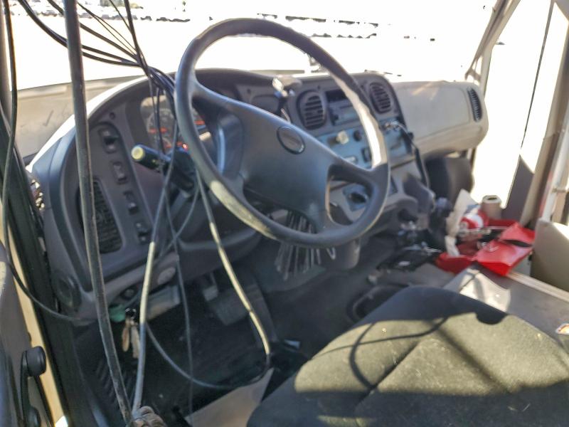 2021 Freightliner Unknown VIN 4UZADRFD0MCMM3353 COPART salvage auction — ROLLOVER, AZ - CERT OF TITLE - SALVAGE, sold $35 on 2026-07-30 (photo 8)