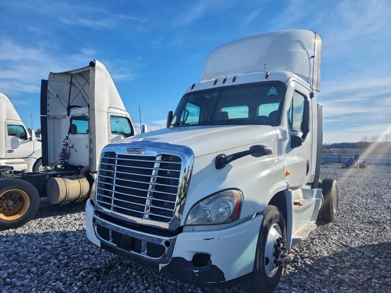 2014 Freightliner Cascadia VIN 1FUBGEDV7ELFT4301 COPART salvage auction — NORMAL WEAR, IN - CERTIFICATE OF TITLE, sold $5,000 on 2026-07-09 (photo 2)