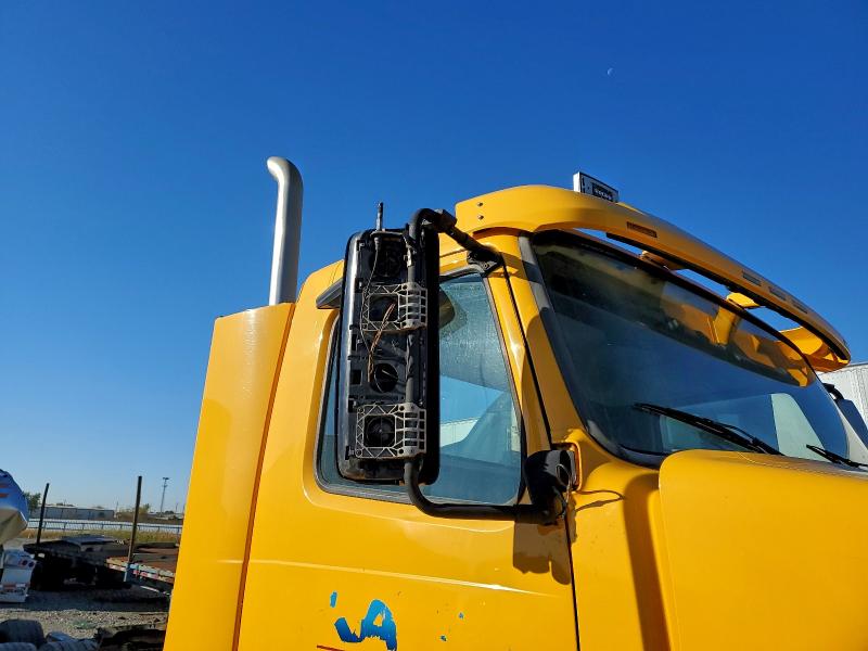 2016 Volvo Vnl VIN 4V4NC9EH5GN944040 COPART salvage auction — SIDE, TX - CERTIFICATE OF TITLE, sold $5,400 on 2026-07-09 (photo 9)