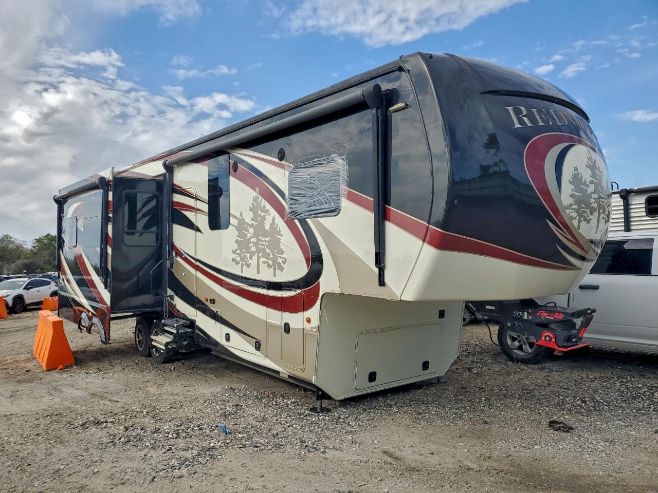 2017 Redwood Fifth whee VIN 4V0FC3429HR007248 COPART salvage auction — Hail, TX - CERTIFICATE OF TITLE, sold $15,200 on 2026-02-10 (photo 1)