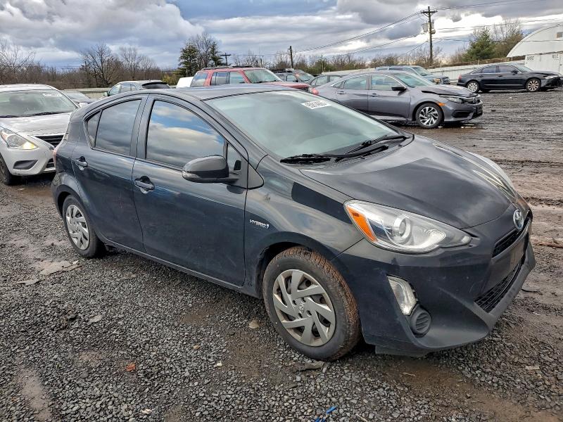2015 Toyota Prius c VIN JTDKDTB34F1582919 COPART salvage auction — MINOR DENT/SCRATCHES, Nj - Certificate Of Title, sold $375 on 2026-07-28 (photo 4)