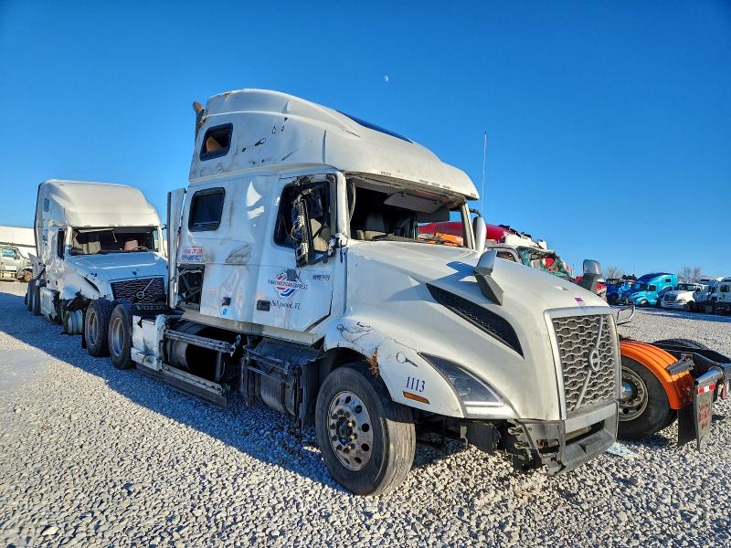 2023 Volvo Vnl VIN 4V4NC9EH4PN619153 COPART salvage auction — SIDE, Salvage Title, sold $28,750 on 2026-08-20 (photo 1)