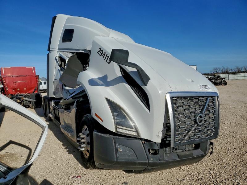 2020 Volvo Vn VIN 4V4NC9EH9LN243544 COPART salvage auction — ROLLOVER, Tx - Nonrepairable Title, sold $2,950 on 2026-07-09 (photo 1)
