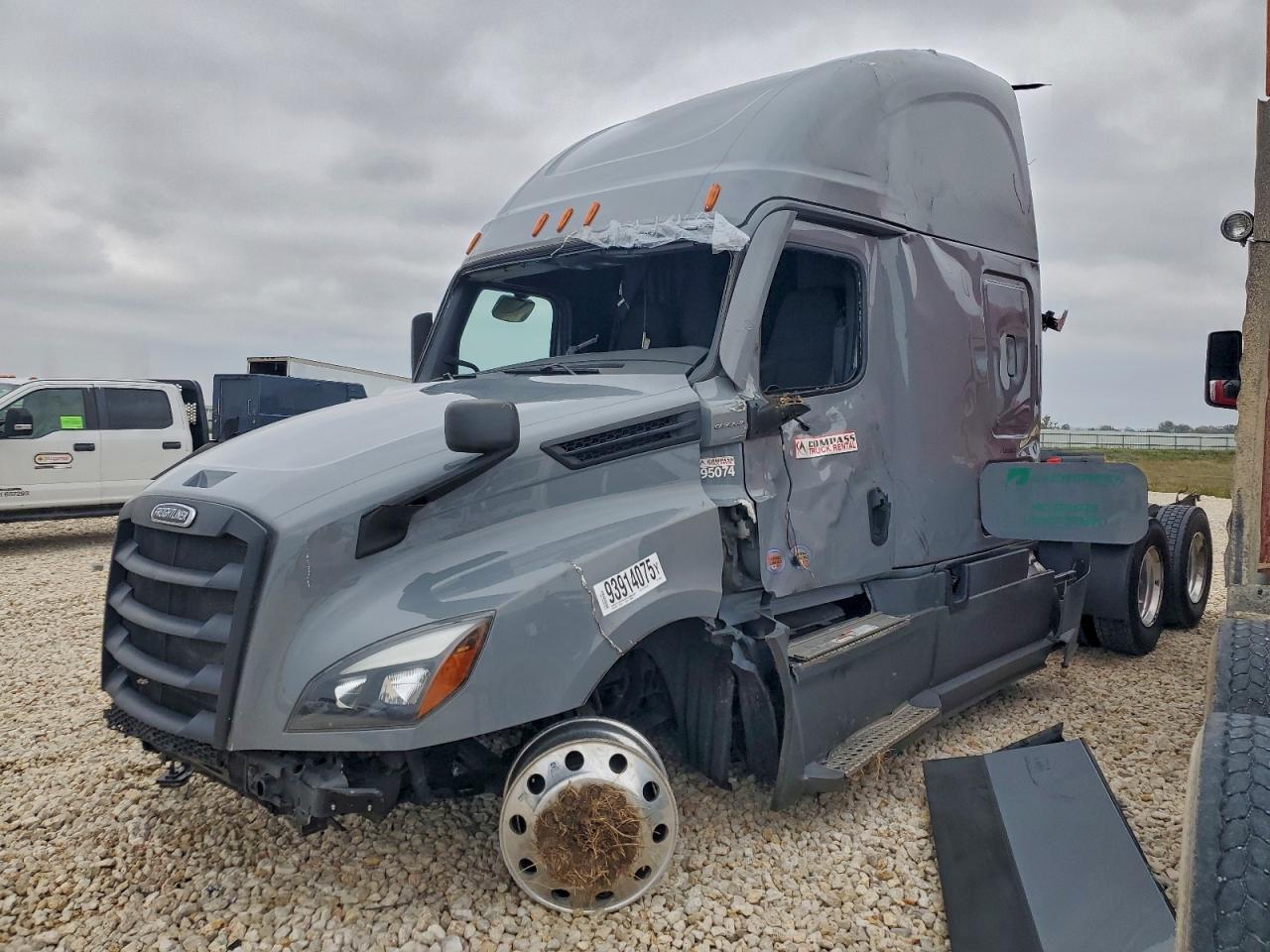 2025 Freightliner Cascadia 126 VIN 3AKJHHDR9SSVW8041 COPART salvage auction — Rollover, TX - SALVAGE VEHICLE TITLE, sold $38,000 on 2026-07-09 (photo 2)