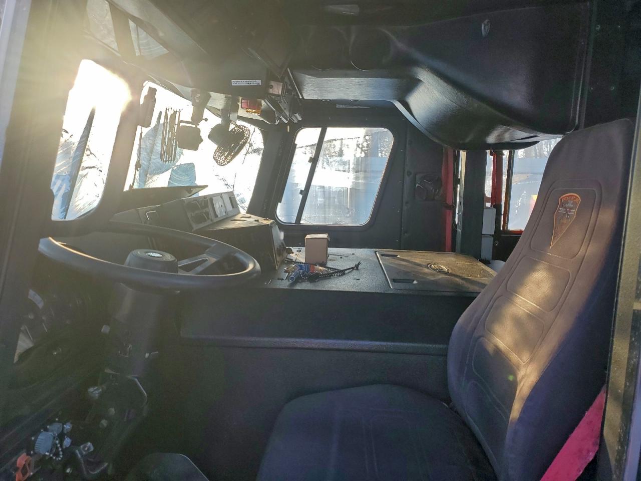 2015 E-one Fire truck VIN 4ENLABA83F1009112 COPART salvage auction — Rollover, IN - CERT OF TITLE-SALVAGE TITLE, sold $90,500 on 2026-01-22 (photo 5)