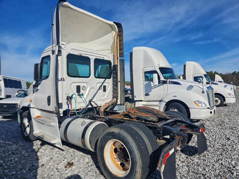 2014 Freightliner Cascadia VIN 1FUBGEDV7ELFT4301 COPART salvage auction — NORMAL WEAR, IN - CERTIFICATE OF TITLE, sold $5,000 on 2026-07-09 (photo 3)