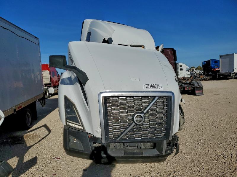 2020 Volvo Vn VIN 4V4NC9EH9LN243544 COPART salvage auction — ROLLOVER, Tx - Nonrepairable Title, sold $2,950 on 2026-07-09 (photo 9)