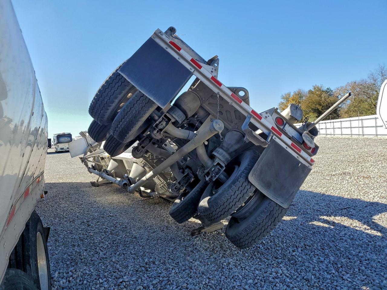 2015 Heil trailer international Heil trail VIN 5HTSN4221F7T94202 COPART salvage auction — Rollover, NE - CERT OF TITLE-SALVAGE, sold $5 on 2026-04-16 (photo 3)