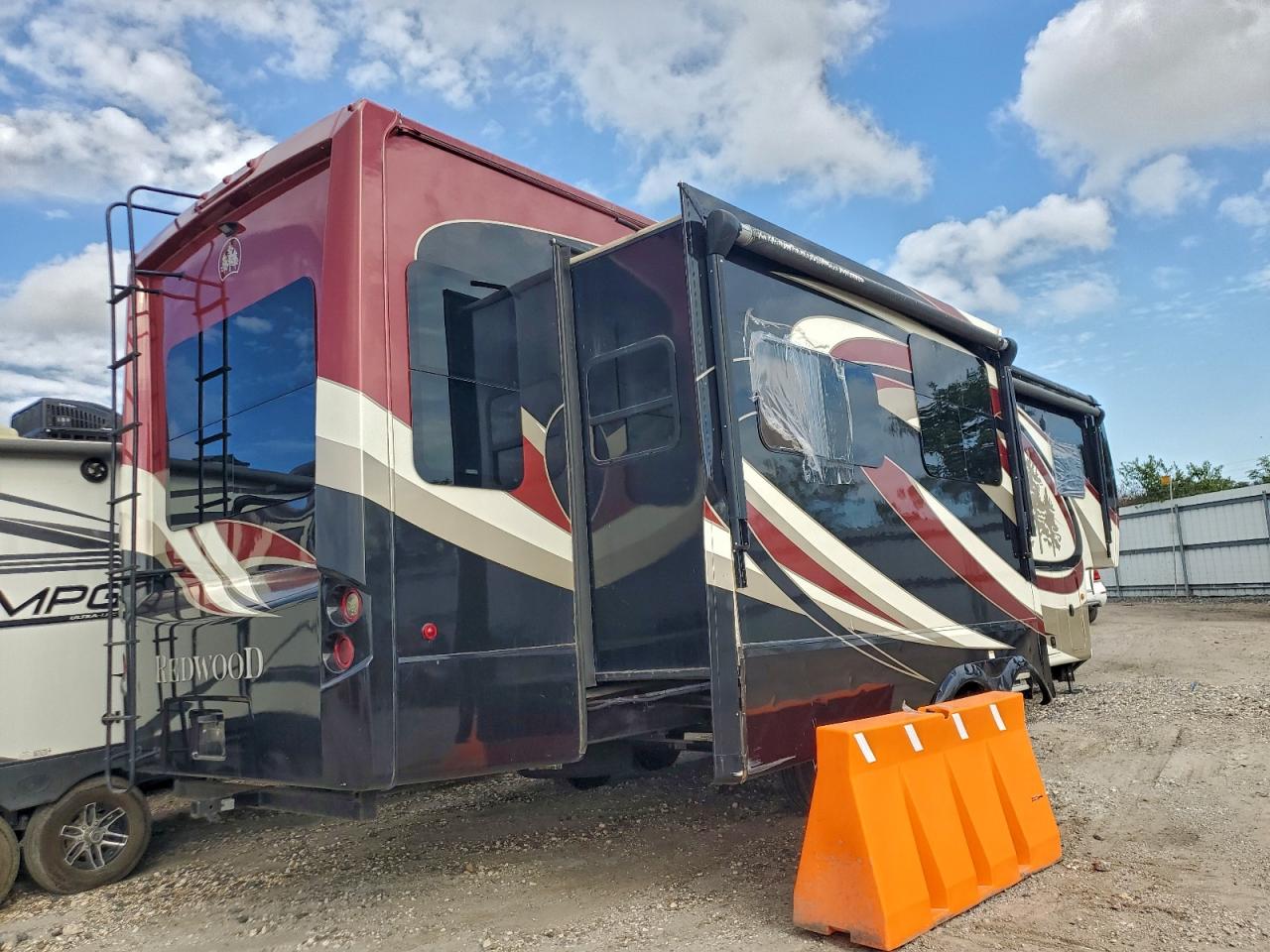 2017 Redwood Fifth whee VIN 4V0FC3429HR007248 COPART salvage auction — Hail, TX - CERTIFICATE OF TITLE, sold $15,200 on 2026-02-10 (photo 4)