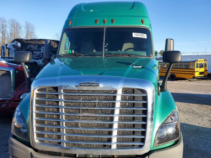 2018 Freightliner All other VIN 3AKJGLDR7JSJV0730 COPART salvage auction — MECHANICAL, KY - CERTIFICATE OF TITLE, sold $12,500 on 2026-09-02 (photo 9)